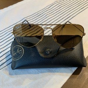 Gold Polarized Ray-Ban aviator sunglasses
